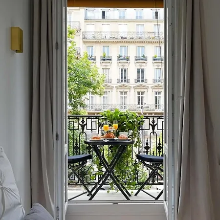 Large Luxury Flat Next To Champs Elysee Paryż