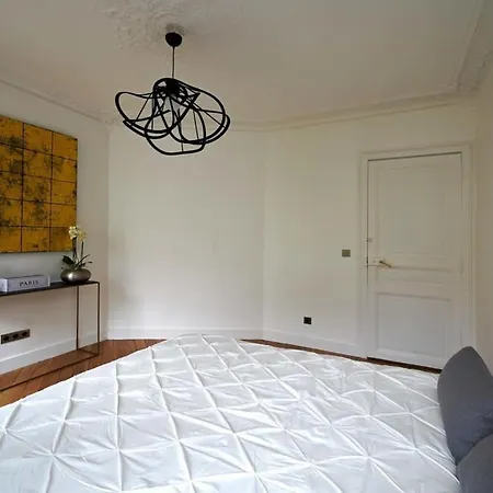 Large Luxury Flat Next To Champs Elysee *