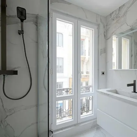 Large Luxury Flat Next To Champs Elysee
