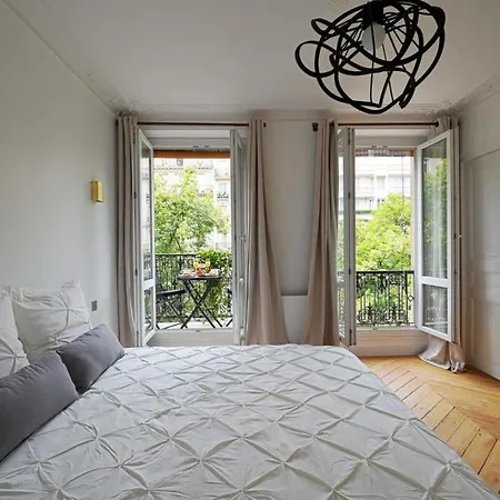 Large Luxury Flat Next To Champs Elysee